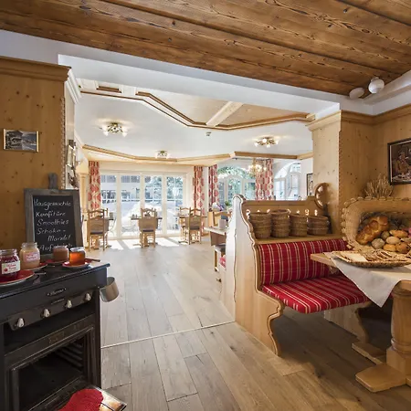 Hotel Chesa Valese By Sisters 4*